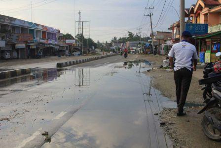 Genangan Air dan Bau Busuk, Warga Minta Pemkab Rohul Bertindak Cepat